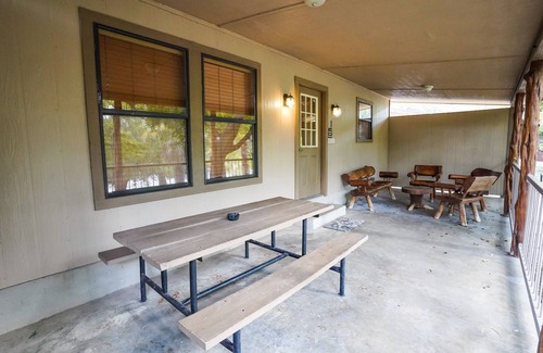 Sabinal Cabin | River Front cabin with access to shared pool!