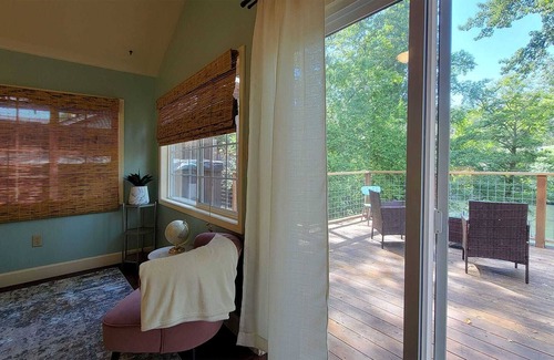 Gold Hill House | River Front Cottage ~ Spa Pool, Mountain Views, and Lovely Outdoor Space!