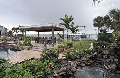 Tropic Apartment | River front Cozy studio with WiFi and AC in enjoyable Melbourne with pool/hottub