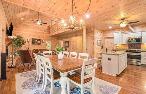 Talking Rock Cabin | River Front Escape Luxury Lodge, secluded nestled b/w Carter's Lake and Ellijay