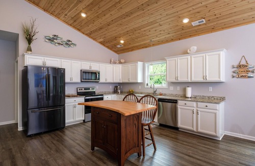Shenandoah House | RIVER FRONT HOME AMAZING VEIWS AND HOT TUB