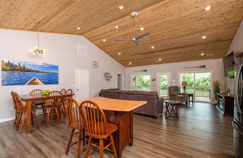 Shenandoah House | RIVER FRONT HOME AMAZING VEIWS AND HOT TUB