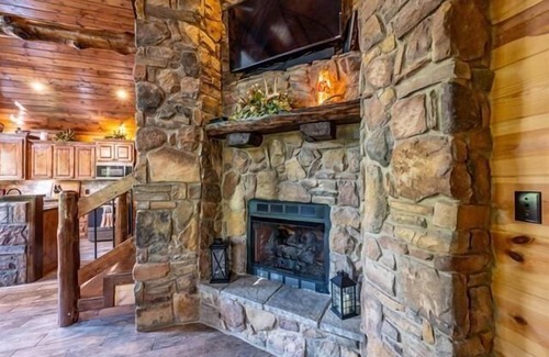 Smithville Cabin | River Front property Surrounded by Views! Located on N Mountain Fork River!