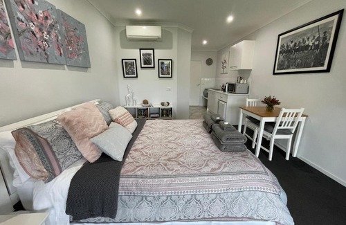 Axedale Bed & Breakfast | River Gardens Axedale Motel Room