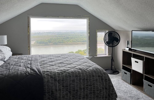 Williston House | River Hacienda #1 - Private 2 Story Home with Missouri River View