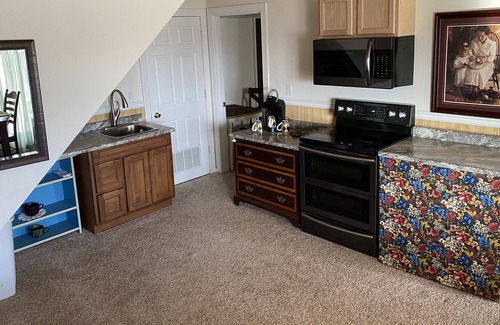 Williston House | River Hacienda #2 - Private Daylight Basement Apt with view of Missouri River