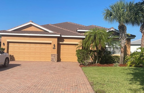 River Hall House | River Hall Country Club All Inclusive 4-Bedroom Home w/Pool and Lake View