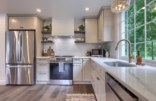 Golts Apartment | River Heights Retreat with heated pool