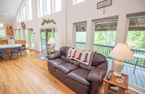 Lansing House | River Hills Vistas - Mountain Top Lodge w/Mountain Views - Hot Tub - River Access