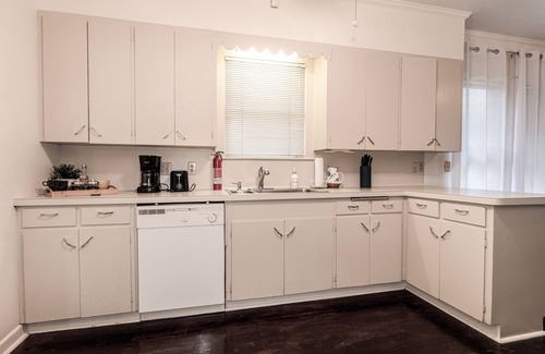 New Braunfels House | River house, king bed 2/1 big yard central NB.