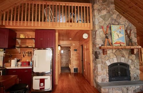 Kingfield Cabin | River House- Open Concept Cabin Sleeps 7-10 near Sugarloaf