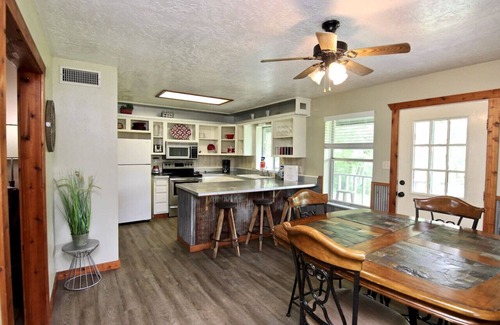 Martindale House | River House | Sleeps 8 | WiFi | San Marcos River
