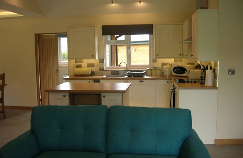 Hundred House Cabin | River Lodge 5 star Lodge sleeps 6 in 3 king bedrooms with Hot Tub under cover.
