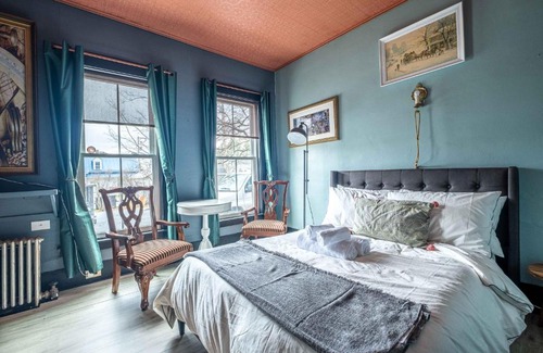 Warren House | River Moon Retreat - Historic House with 8 Bedrooms, Hot Tub, On The River, High Speed WiFi