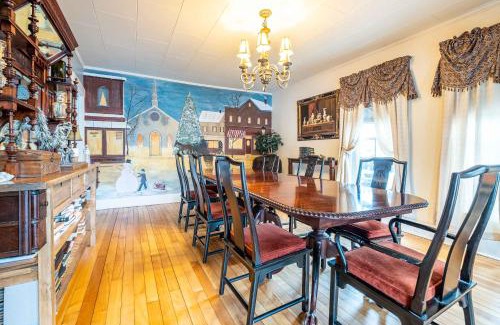 Warren House | River Moon Retreat - Historic House with 8 Bedrooms, Hot Tub, On The River, High Speed WiFi