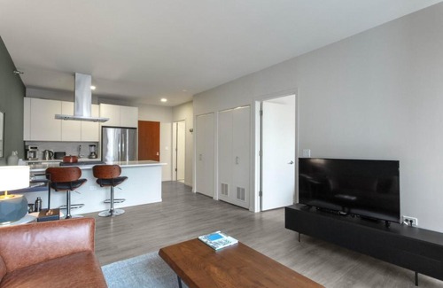 Near North Side Apartment | River N 1BR w Gym WD nr Mag Mile by Bluegound CHI-127