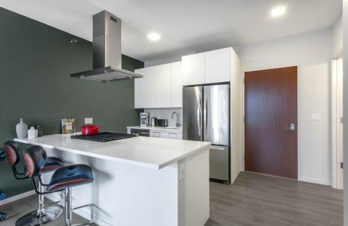 Near North Side Apartment | River N 1BR w Gym WD nr Mag Mile by Bluegound CHI-127