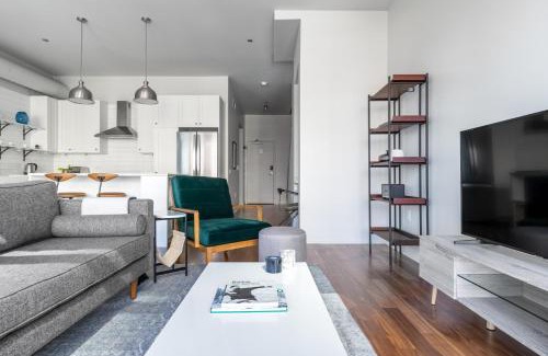 Near North Side Apartment | River N 3BR w Gym Rooftop nr L Park CHI-324
