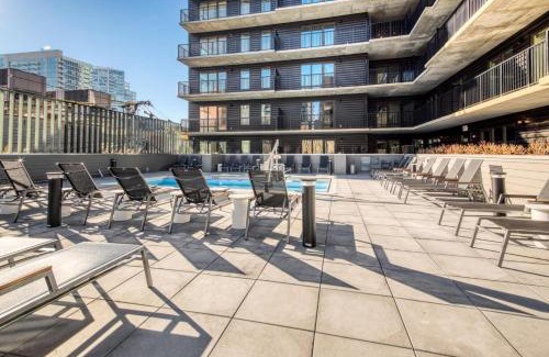 Killgubbin Apartment | River North 1br w pool fitness 1 block to L CHI-1039