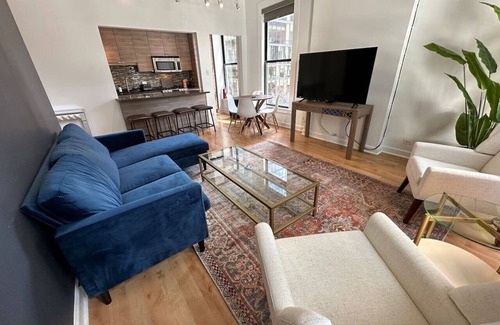 Downtown Chicago Condo | River North Hideaway w/Amazing Views and Parking