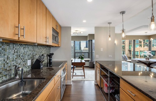 Near North Side Apartment | River North Luxury Condo 2 King Beds 2 Baths