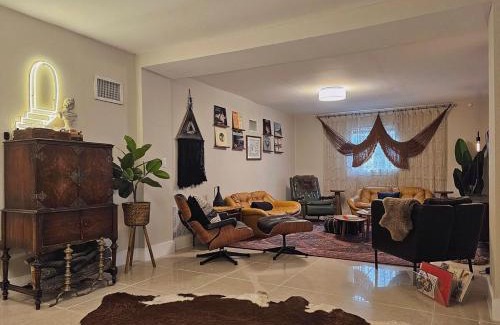 River Oaks House | River Oaks Bungalow