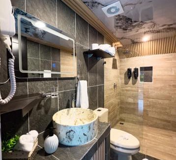 La Fortuna House | River Paradise Cabin with Private Jacuzzi