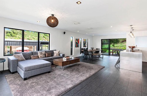 Rangatira Park House | River Retreat - Taupo Holiday Home