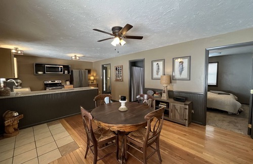 Dayton Cabin | River Retreat - Tongue Canyon on the river with hottub & AC on 7.5 private acres