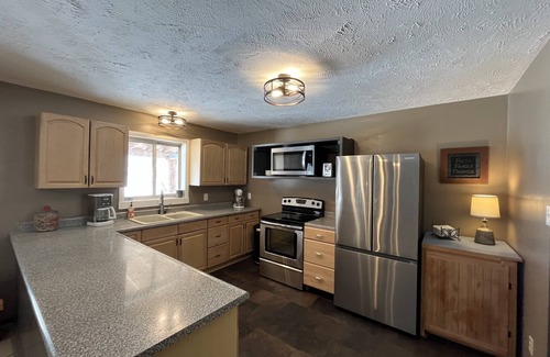 Dayton Cabin | River Retreat - Tongue Canyon on the river with hottub & AC on 7.5 private acres