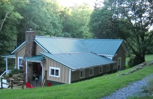 Marion House | River Retreat with over 700 feet near Marion and Hungry Mother State Park