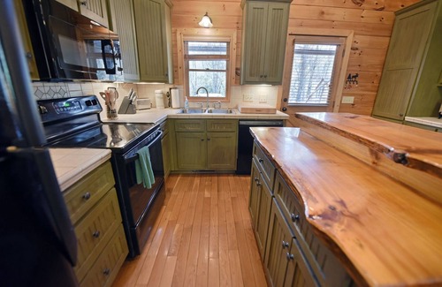 Copperhill Cabin | River Ridge Retreat-Ocoee riverfront-5br/3ba- Hot Tub- Wifi-Pool Table -Trout fishing