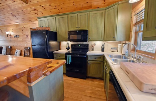Copperhill Cabin | River Ridge Retreat-Ocoee riverfront-5br/3ba- Hot Tub- Wifi-Pool Table -Trout fishing