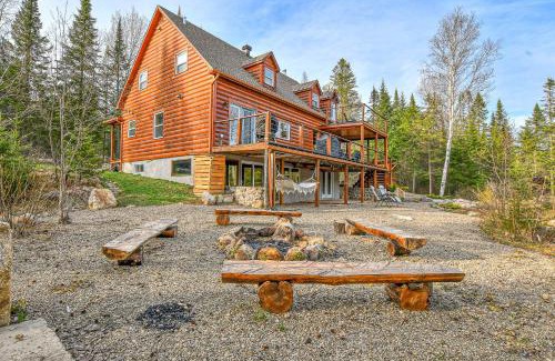 Notre-Dame-de-la-Merci House | River Rock Retreat