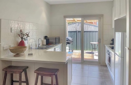 Jamieson House | River Rock Cottage Centrally located and Dog friendly
