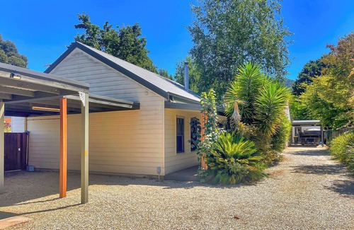 Jamieson House | River Rock Cottage Centrally located and Dog friendly
