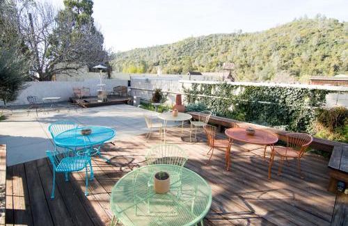 Mariposa Hotel | River Rock Inn