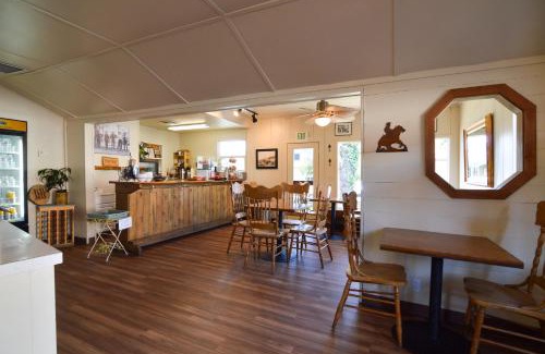 Mariposa Hotel | River Rock Inn