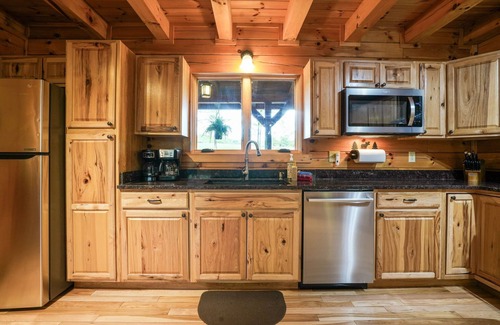 Logan Cabin | River Rock Lodge- Fishing Pond, WiFi , Fireplaces, Bball court, Onsite Trails