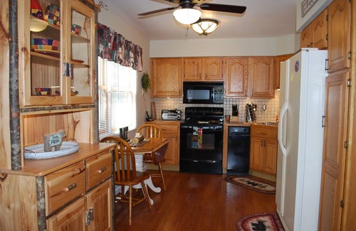 Crumpler House | River Rock Ridge-Upscale Cabin,Riverfront firepits,covered porch,WIFI,small dogs