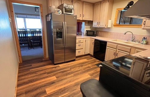 Creede House | River & Roots: Family cabin with private riverfront