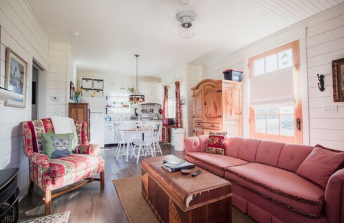 Bristol House | River Rose Cottage, 400ft S. Holston River frontage perfect for couples/anglers