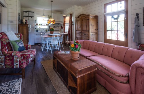 Bristol House | River Rose Cottage, 400ft S. Holston River frontage perfect for couples/anglers