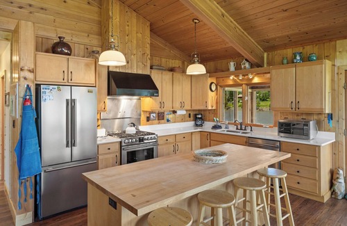 Pray House | River Rose - Fully remodeled charming ranch style cabin on Yellowstone River!