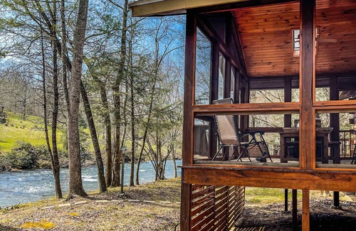 Dial Cabin | River Run Cabin - 20 Ft from River Edge - 15 Min from Blue Ridge - 3Bd 2Bth
