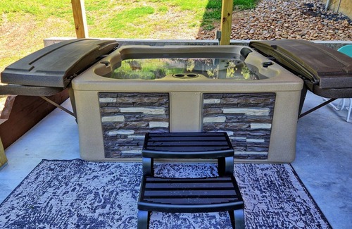 Jefferson Ski Chalet | River Run-River Front 3 BR, Fire Pit, Sleeps 6, Wi-Fi, Pool Table, Hot Tub