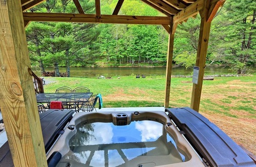 Jefferson Ski Chalet | River Run-River Front 3 BR, Fire Pit, Sleeps 6, Wi-Fi, Pool Table, Hot Tub