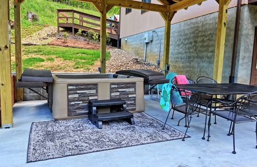 Jefferson Ski Chalet | River Run-River Front 3 BR, Fire Pit, Sleeps 6, Wi-Fi, Pool Table, Hot Tub