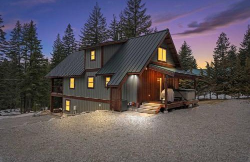 Ardenvoir Ski Chalet | River's Bend Lodge - Hot Tub, Fire Pit, Games & Ski