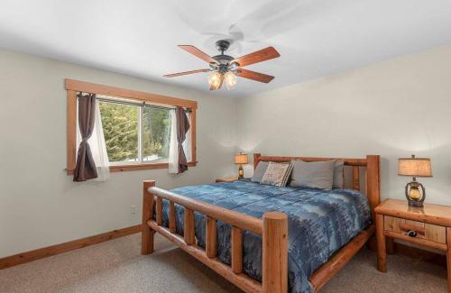 Ardenvoir Ski Chalet | River's Bend Lodge - Hot Tub, Fire Pit, Games & Ski